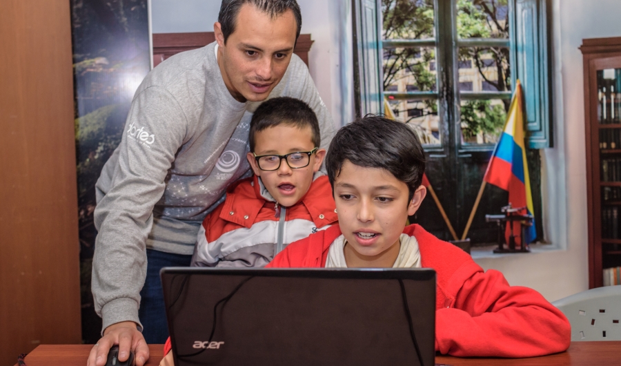 Niños interaqctuando con un computador