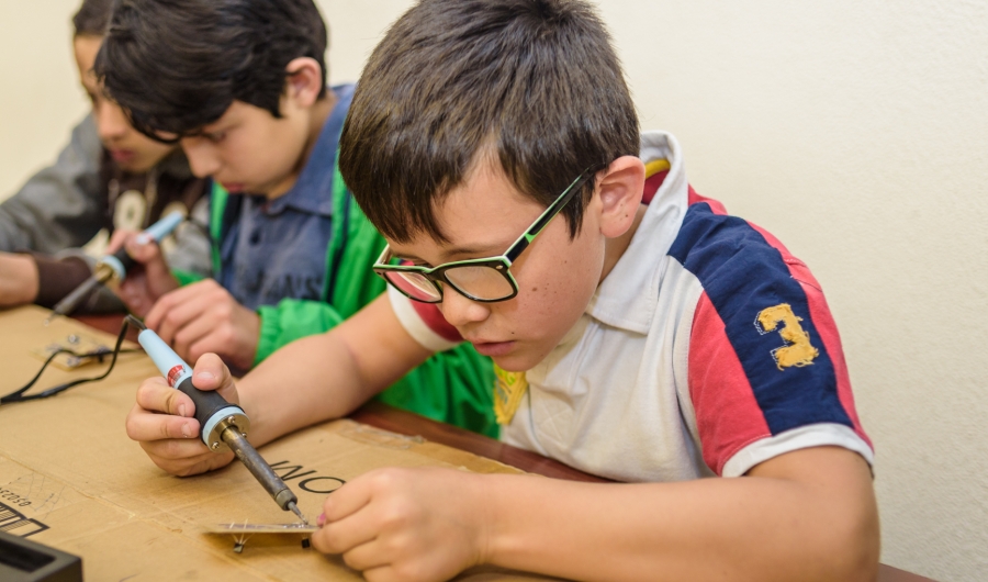 Niños participando en actividades acádemicas