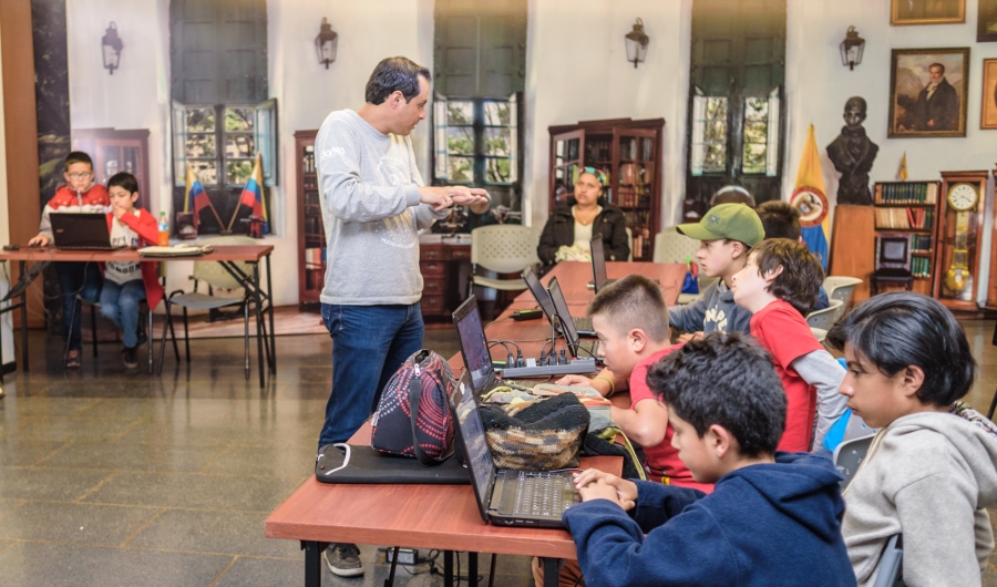 Niños y jóvenes participando en una actividad de aprendizaje.