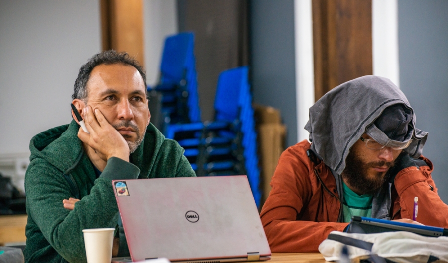 Personas atendiendo clase con computador