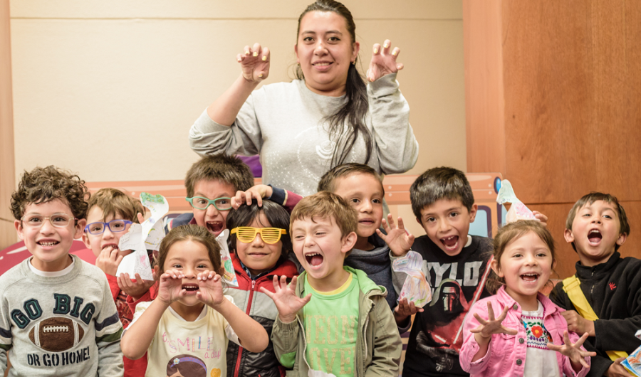 Maestra con niños