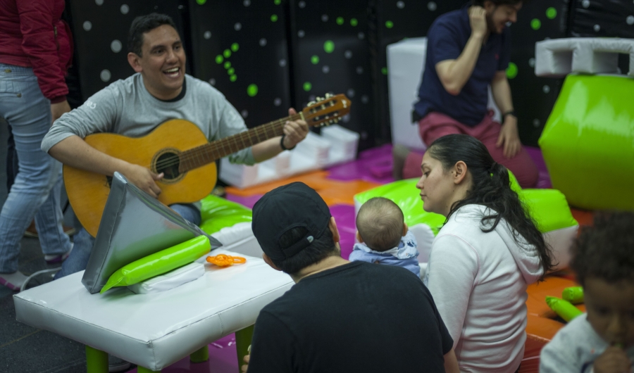 Familia participando en una actividad lúdica