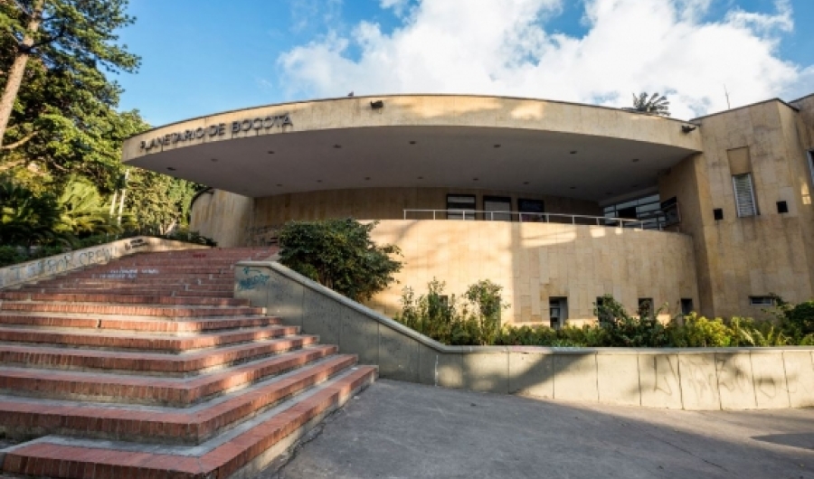 Fachada nocturna Planetario de Bogotá