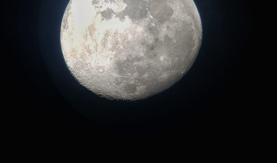 Luna blanca y grande