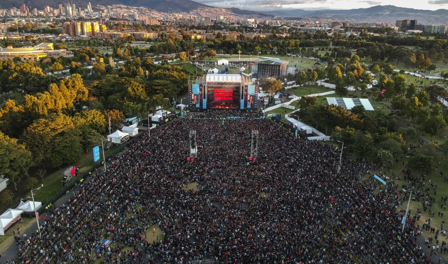 Escenario y público de rock al Parque