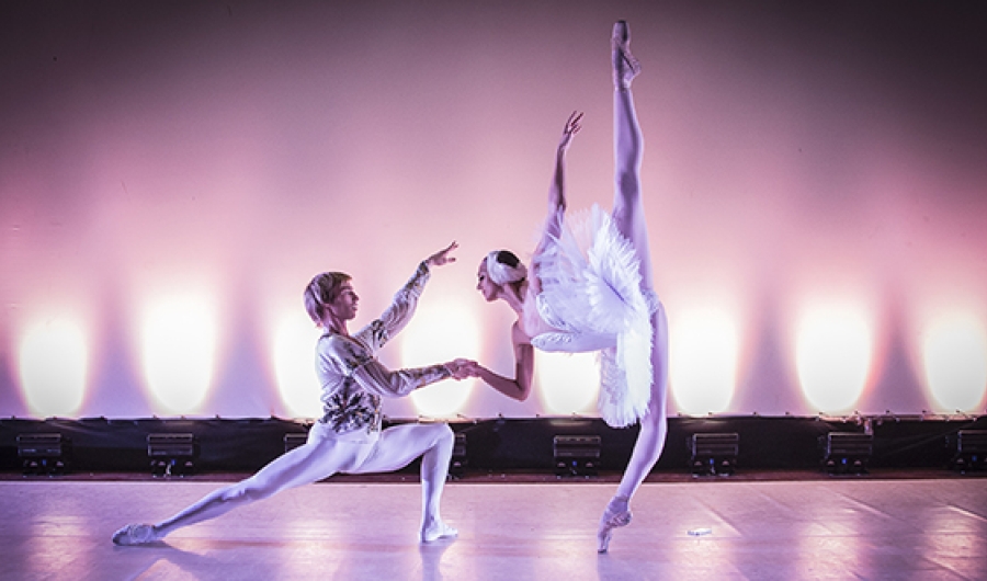 Bailarines de ballet en escena