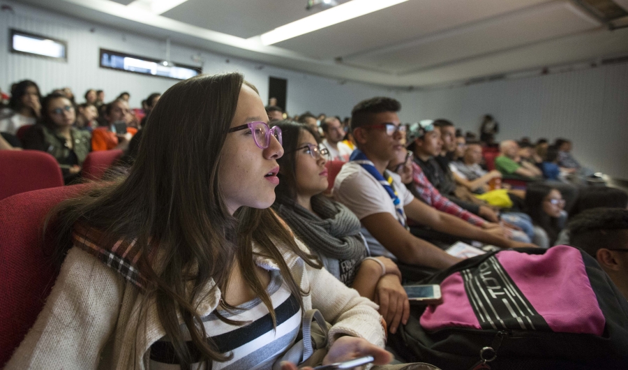 Personas participando de una lectura estelar