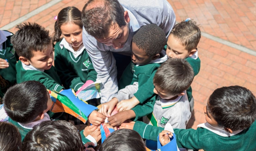 Niños y profesor en actividad 