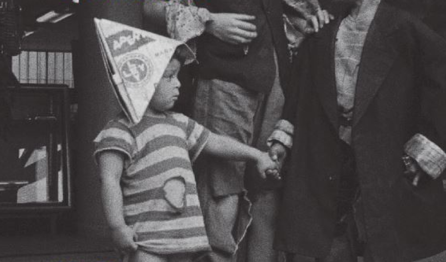 Fotofrafía de niño con gorro de papel periódico