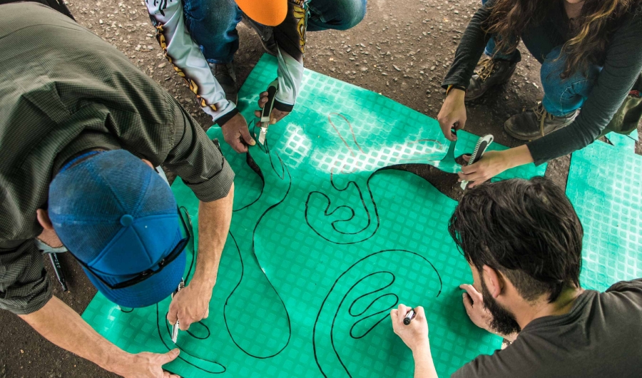 Personas participando en actividad académica