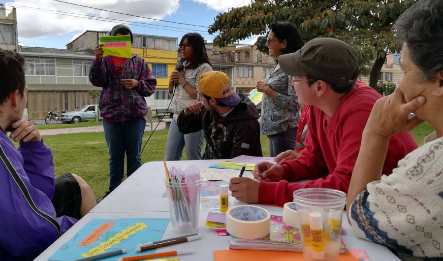 personas participando en actividad académica