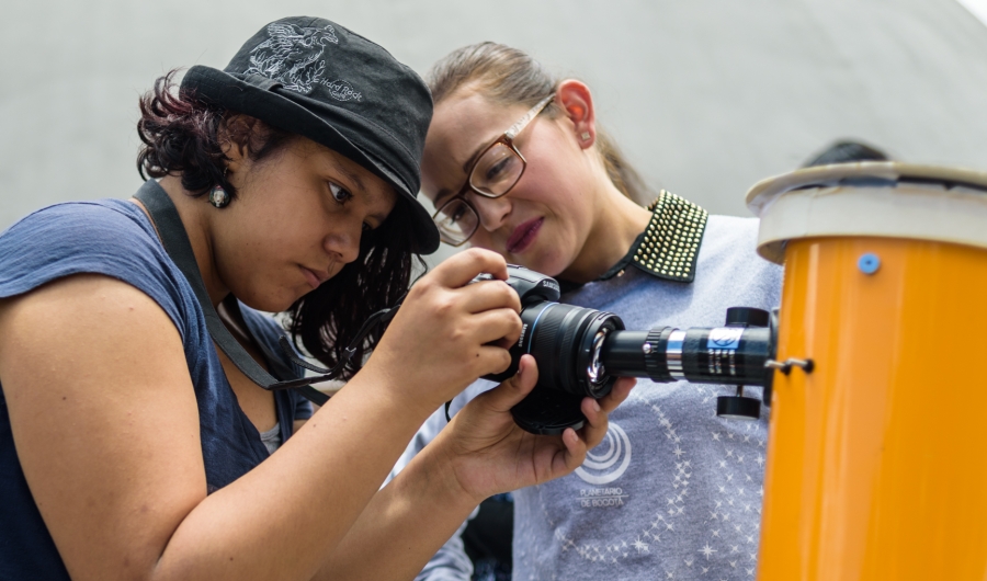 Personas con telescopio