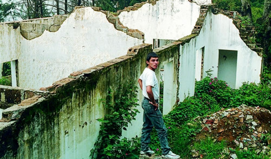 Hombre en una casa destruida - escena Rodrigo D