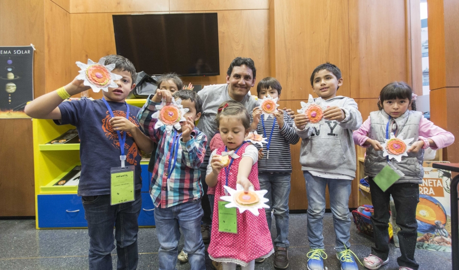 Niños participando en actividad lúdica