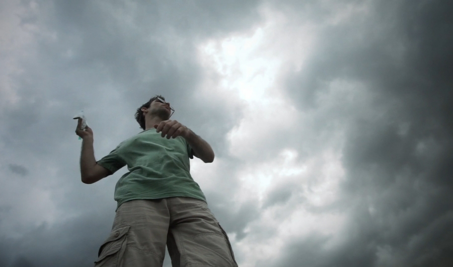 Hombre foto contrapicada y cielo