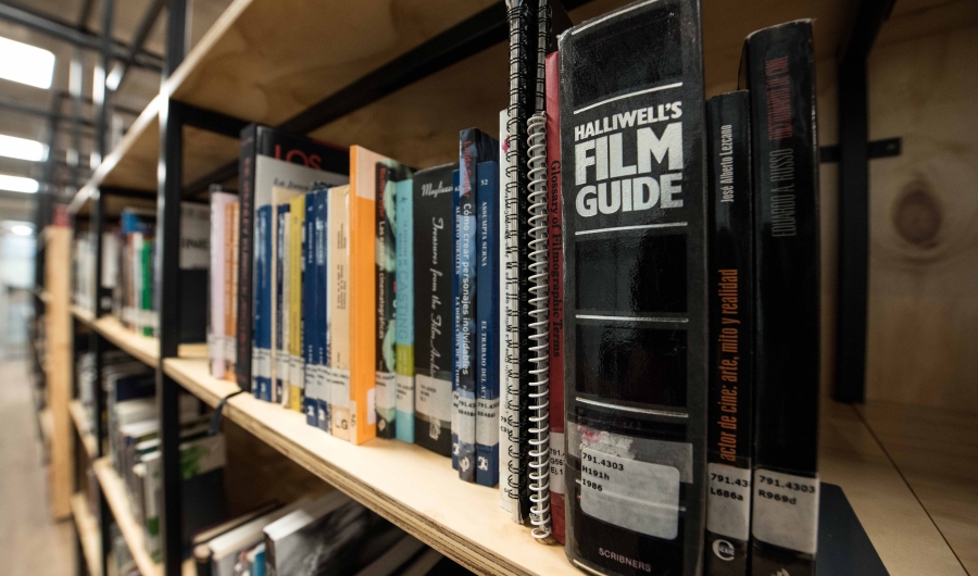 Close-up de los libros de la Biblioteca Especializada