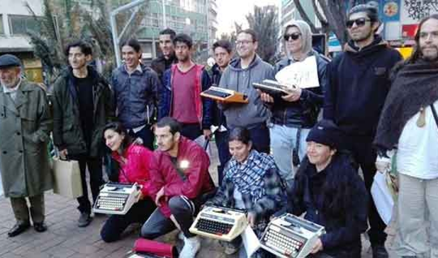 Los niños se ponen de ruana el Teatro El Parque