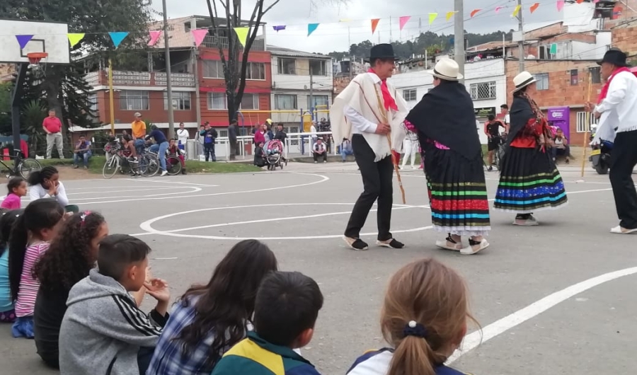 Personas danzando al aire libre