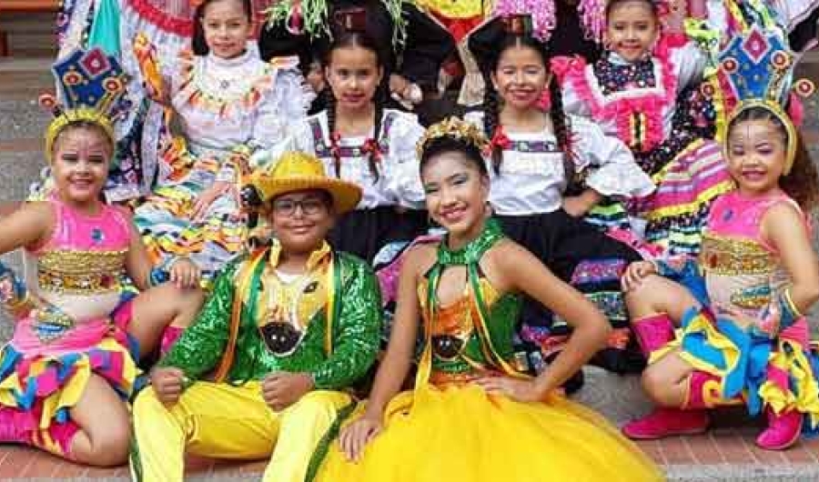 Los niños de Colombia bailan en pareja