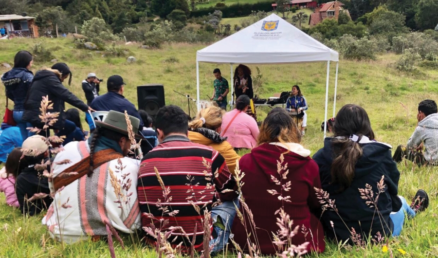 Personas participando en actividad en medio del campo