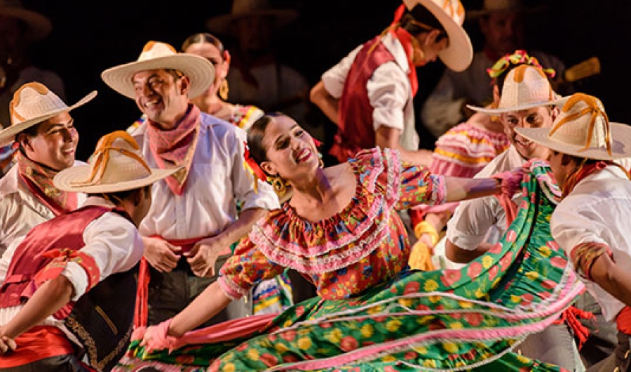 Ballet Folklórico de la Universidad de Colima