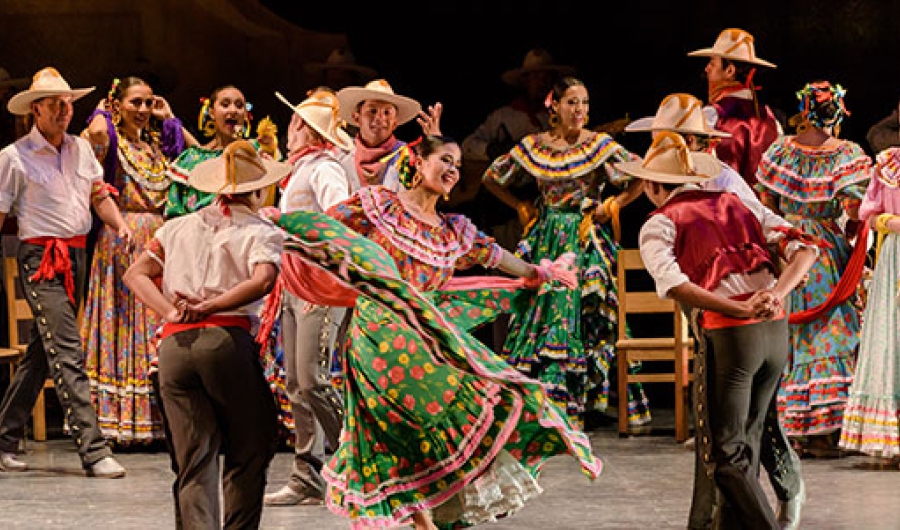 Ballet Folklórico de la Universidad de Colima