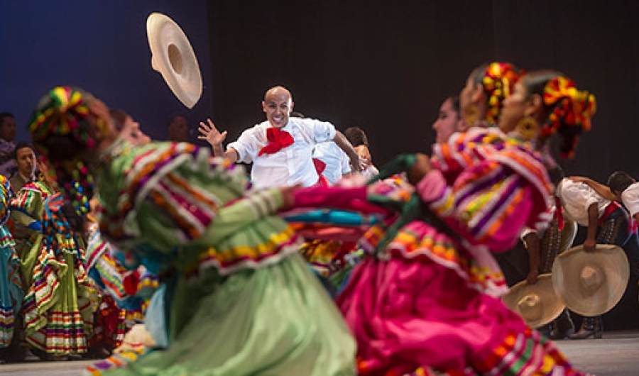 Ballet Folklórico de la Universidad de Colima