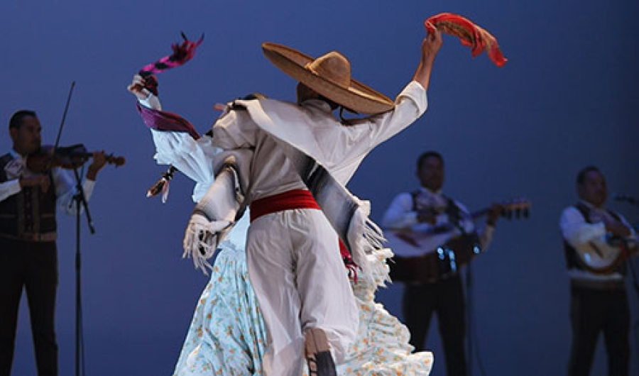 Ballet Folklórico de la Universidad de Colima