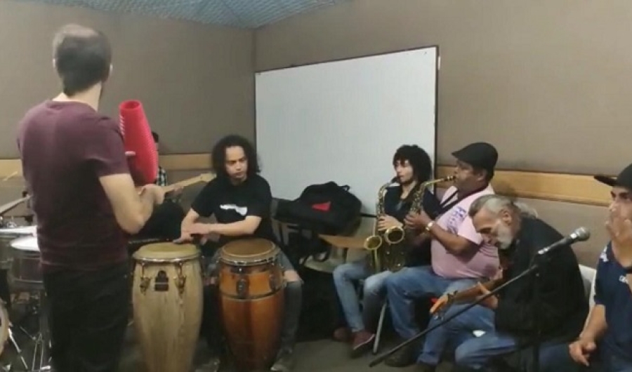 Personas con instrumentos