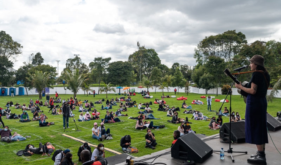 Personas en un espacio al aire libre en preparación para un concierto