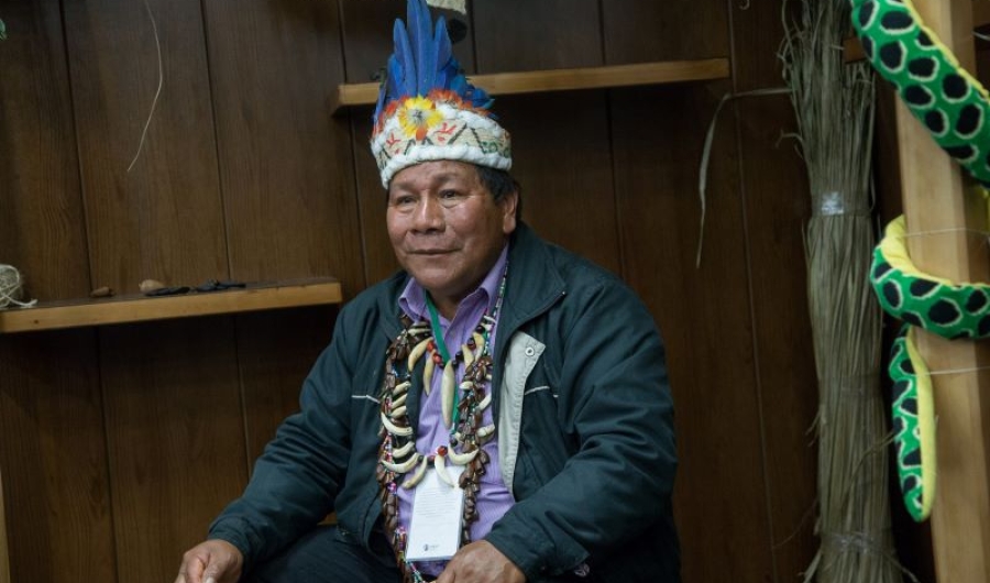 Ciudadano indígena con accesorios típicos de su cosmogonía. 