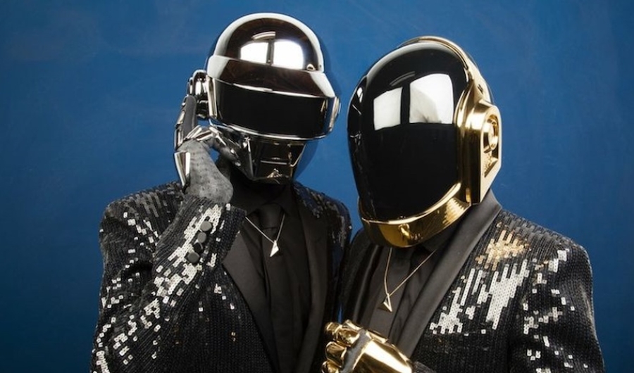 Integrantes de Daft Punk con cascos en fondo azul. 