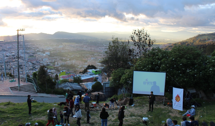 Personas compartiendo al aire libre