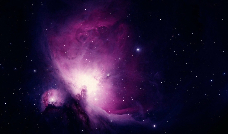 Nebulosa de Orión en morado en el espacio. 