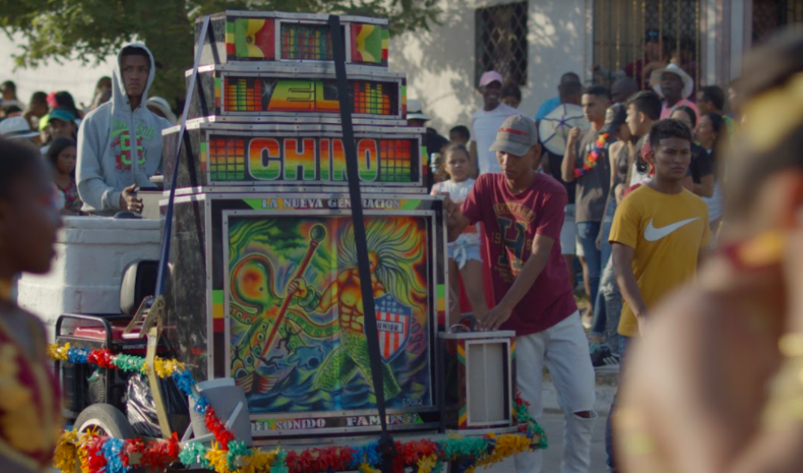 Hombres sobre un pico en el Carnaval de Barranquilla