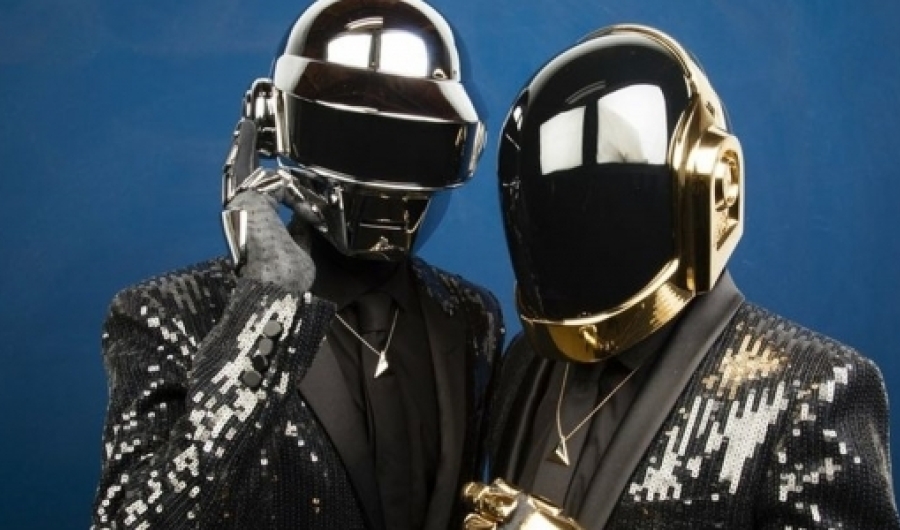 Imagen de los dos integrantes de Daft Punk con sus cascos en un fondo azul. 