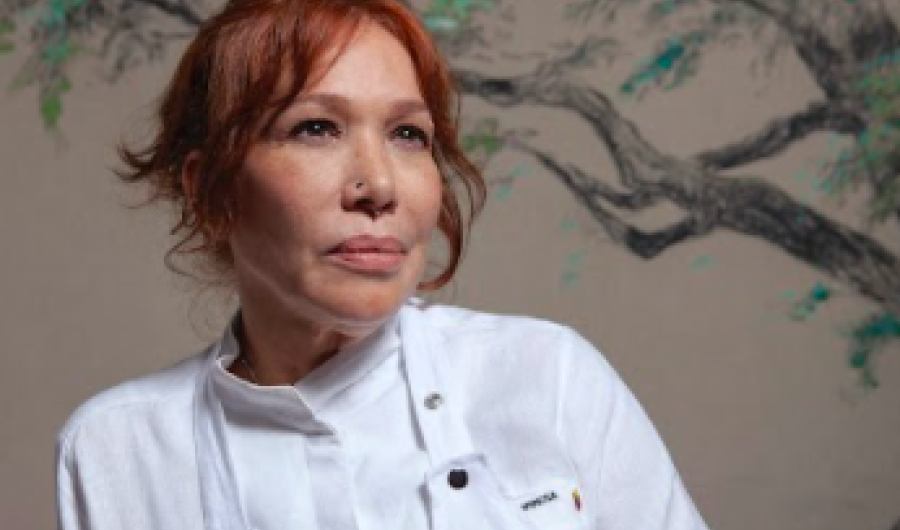 Mujer cocinera con un árbol de fondo 