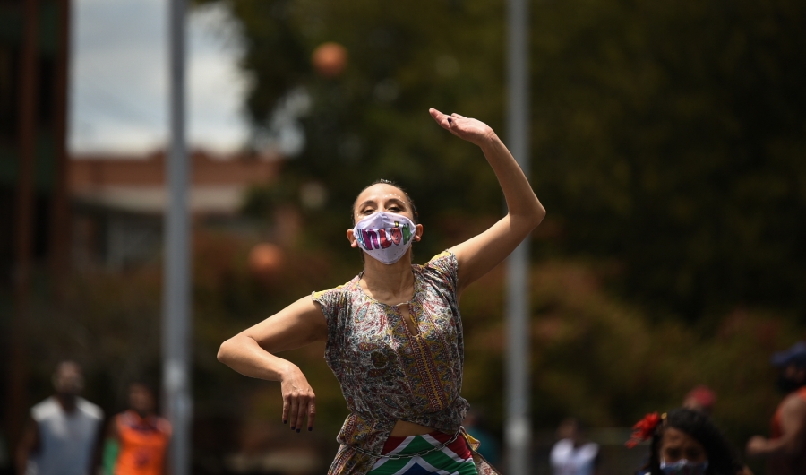 Mujer bailando en parque público