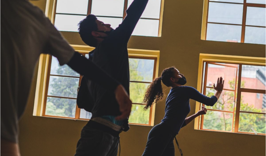 Personas bailando en la Casona de la Danza