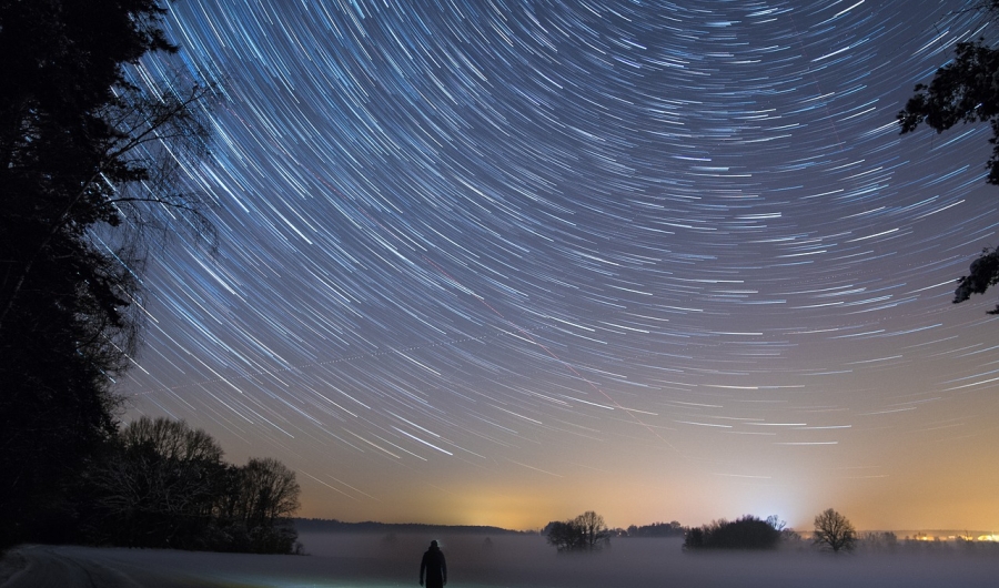 Cielo con estrellas en movimiento.