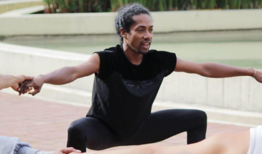 Hombre danzando al aire libre