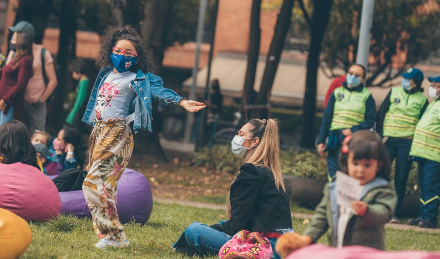 Niña jugando en un Pícnic Literario. Foto: Cristhian Pérez / Idartes.