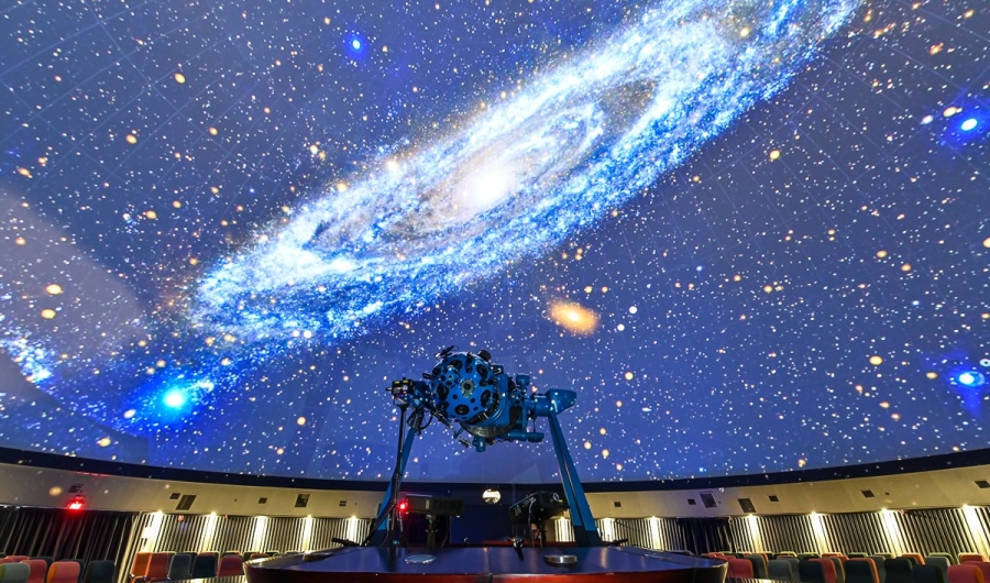 Proyección de una galaxia en el domo del Planetario de Bogotá