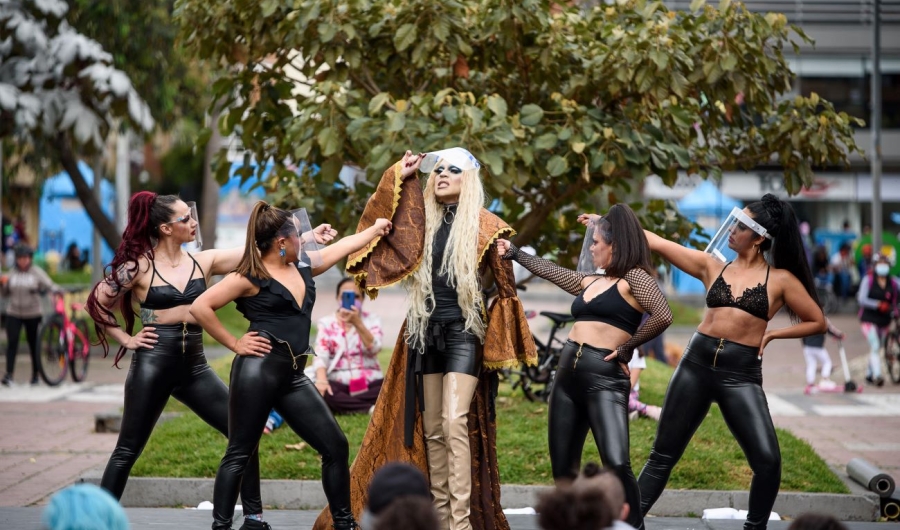 Presentación de Miss Lesley Wolf en el Parque de los Hippies