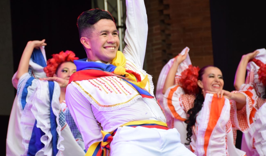 Bailarines de danza folclórica