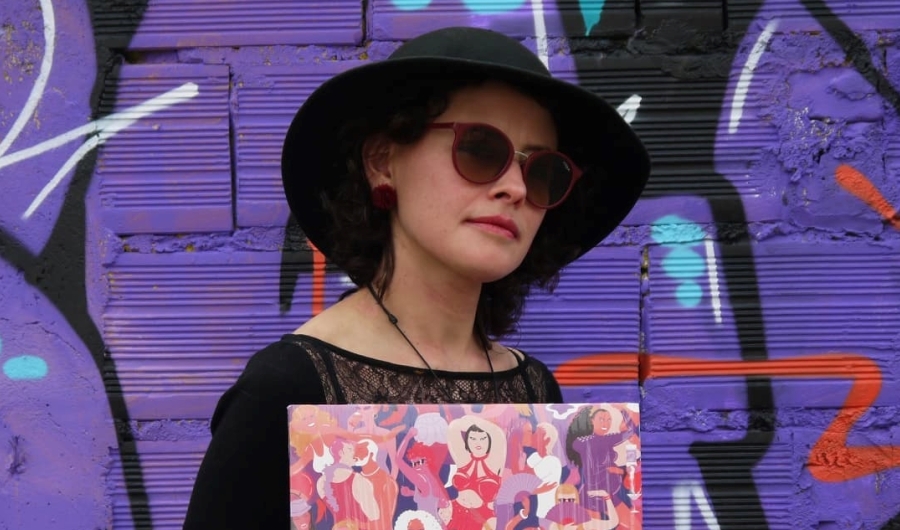 Mujer posando para la foto con disco en la mano, en fondo violeta