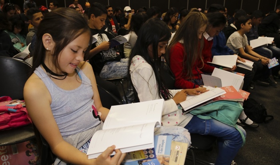 Niñas el Programa Crea leyendo en el marco de la FILBo