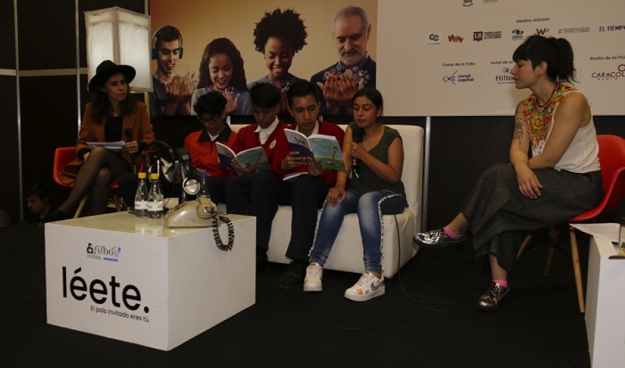 Jóvenes del Programa Crea en un evento de la FILBO