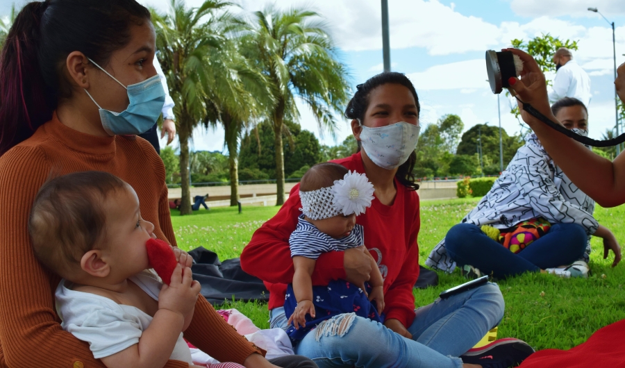 Mujeres y bebés viviendo experiencia artística de Nidos