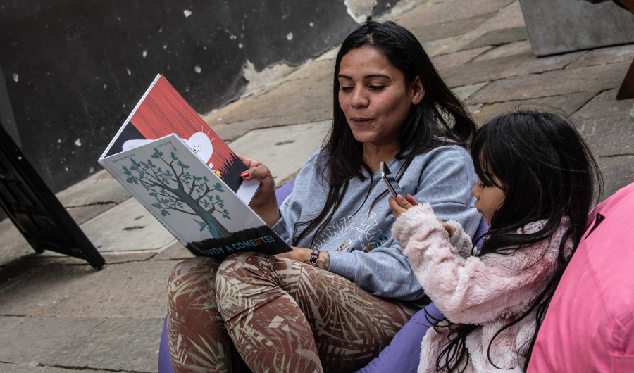 Mujer con su hija y libro